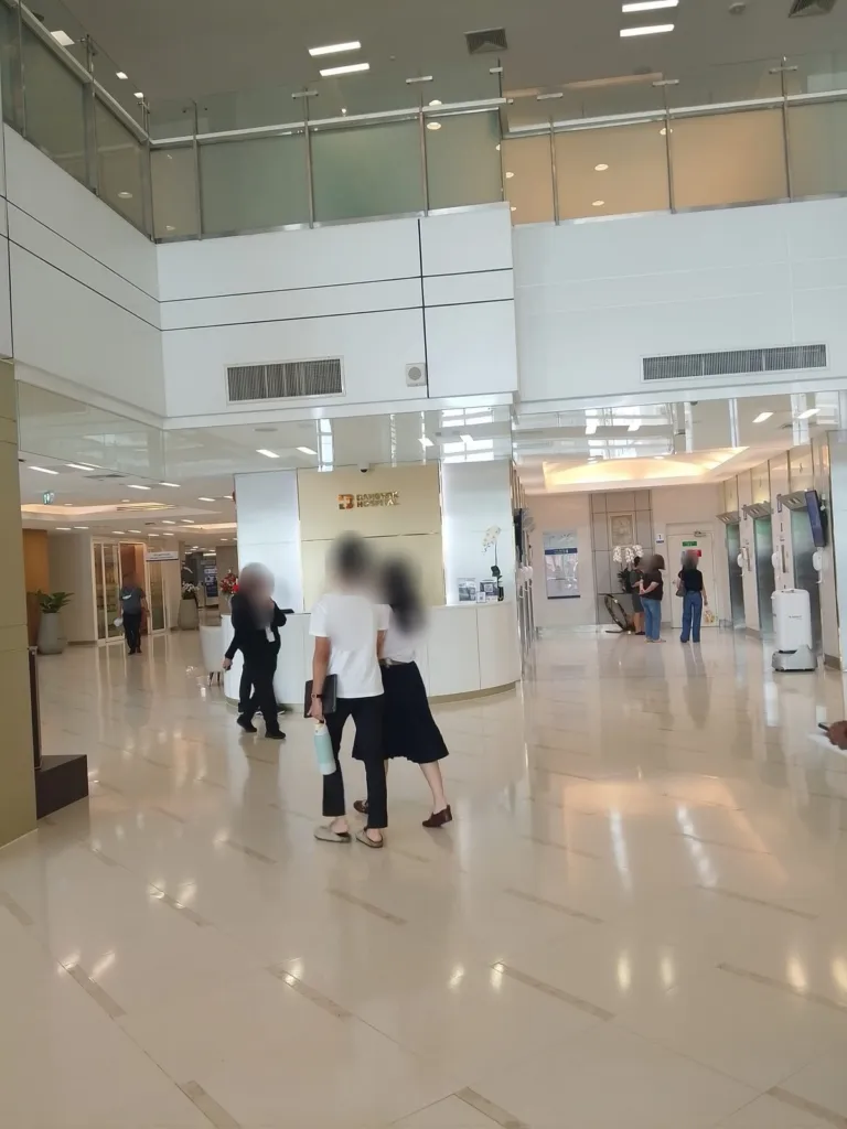 الردهة الرئيسية في مستشفى بانكوك بسقفها العالي ومكتب الاستعلامات