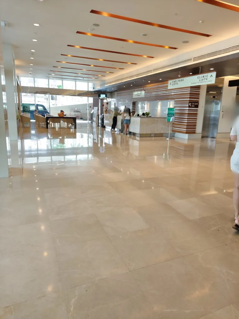 الردهة الرئيسية في مستشفى بمرونجراد الدولي بأرضية رخامية ومكتب استقبال