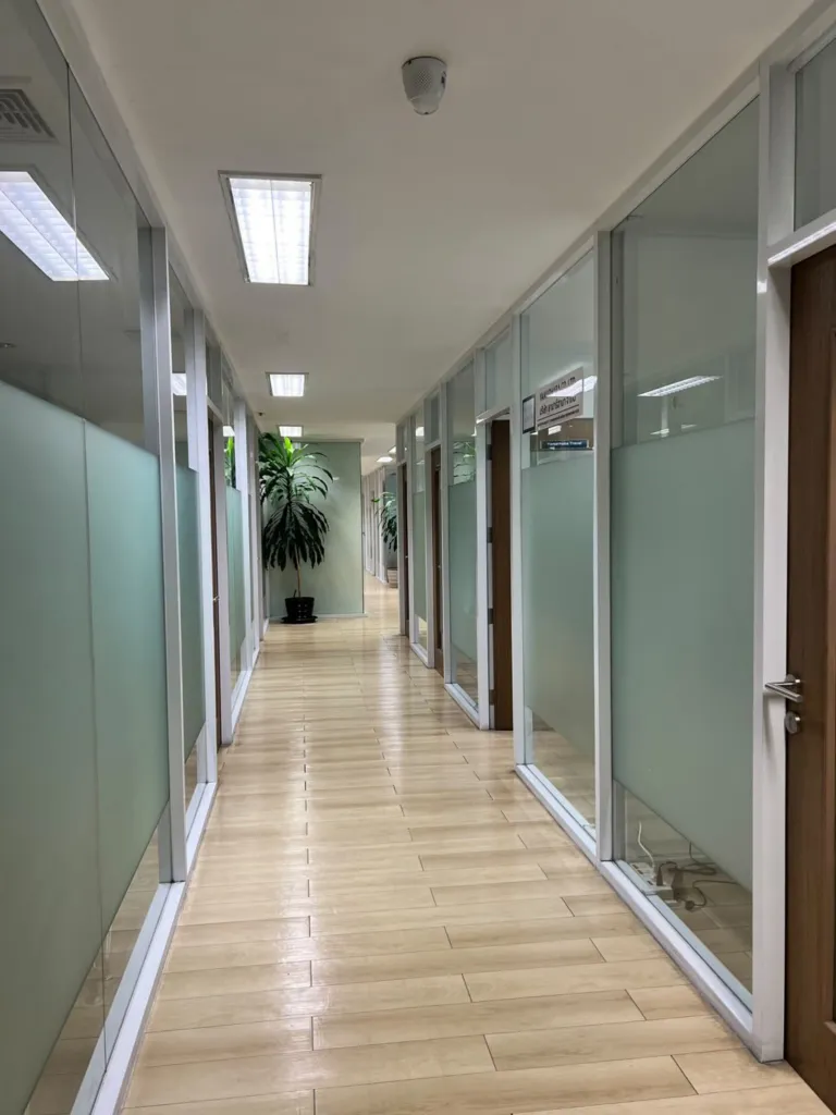 ممر الطابق الذي يقع فيه مكتب يا مرحبا في مبنى Trendy Office
