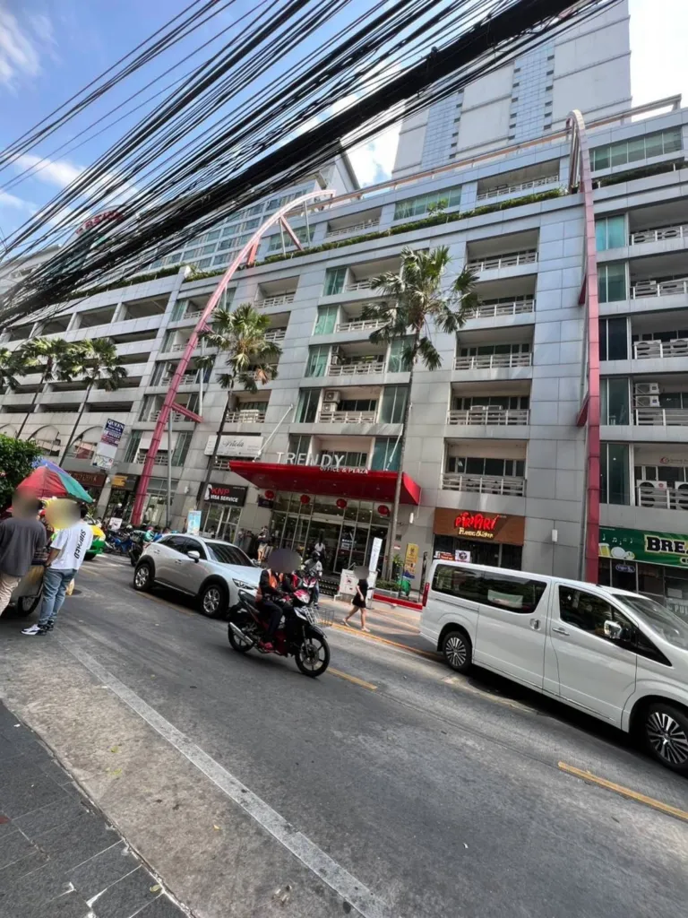مبنى Trendy Office من الشارع في سوخومفيت 13 بنكوك