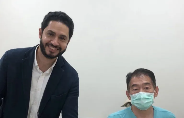 أحد فريق يا مرحبا مع طبيب في عيادته داخل مستشفى في بانكوك