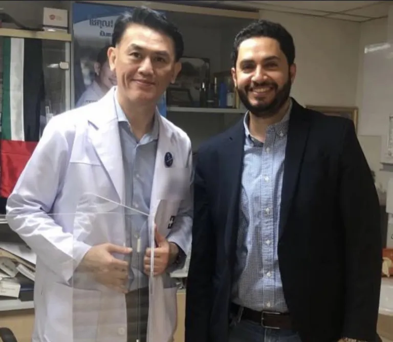 أحد فريق يا مرحبا مع طبيب بمعطفه الأبيض داخل مستشفى في بانكوك