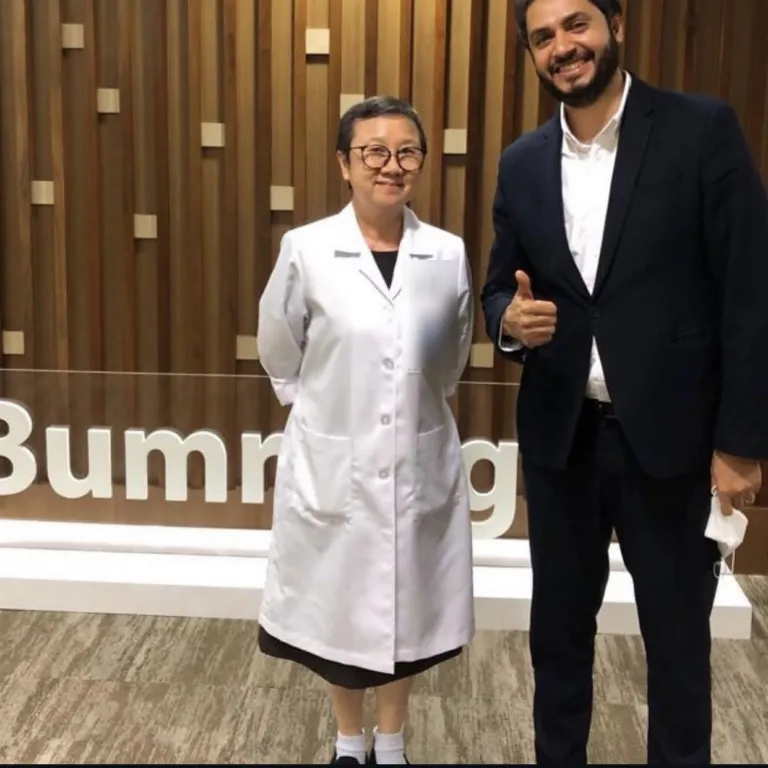 أحد فريق يا مرحبا مع طبيبة أمام اسم مستشفى بمرونجراد